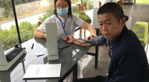 公海赌赌船玻璃邀请连云港长寿医院体检科医务人员来公司对公司员工进行职业健康体检